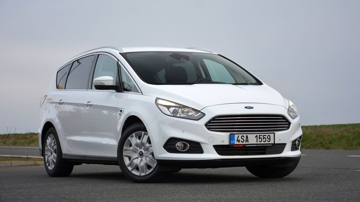 Ojetý Ford S-Max II dokazuje, že skvělé rodinné auto nemusí mít pod kapotou diesel. A proti VW Sharan výrazně ušetříte