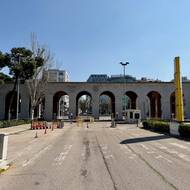 Budova dnešního Ministerstva dopravy a udržitelné mobility byla v seriálu Centrální bankou.