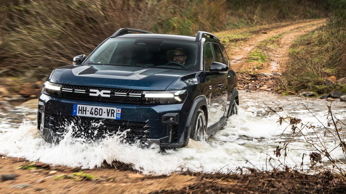 Dacia postavila čtyřkolku, která dnes nemá obdoby: Na papíře vás vyděsí, terén ale miluje