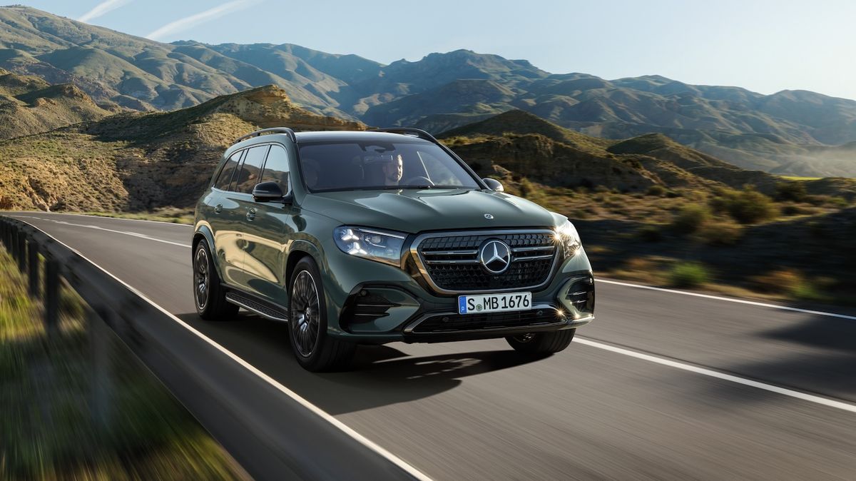 Tři řady sedadel, obří skleněná střecha a V8 pod kapotou! Mercedes modernizoval opulentní GLS