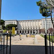 Budova dnešního Ministerstva dopravy a udržitelné mobility byla v seriálu Centrální bankou.