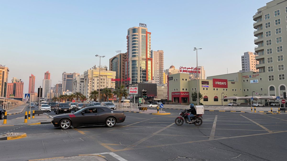 Jak se jezdí v Bahrajnu? Všudypřítomné kamery, drony a taky drakonické pokuty. A prostředníček je trestný čin