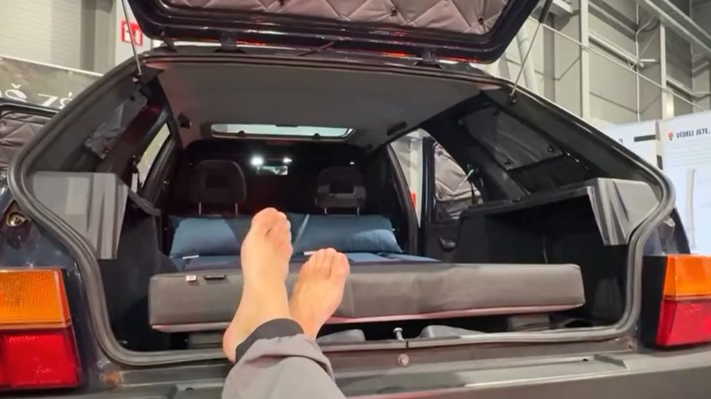 Specialista udělal z české ikony 90. let kempovací auto. Je tu Škoda Forman Obytnaq