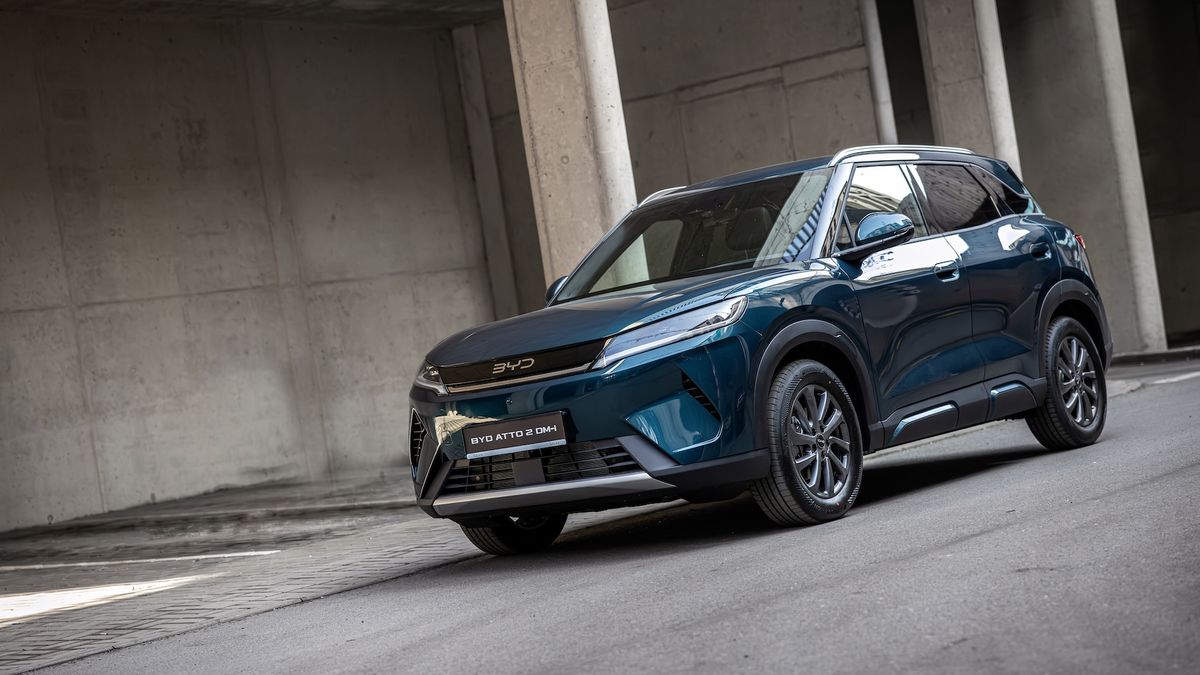 BYD přivezl do Česka slibnou novinku Atto 2 DM-i. Ani jako úsporný plug-in hybrid nestojí moc, první zákazníci navíc dostanou slevu