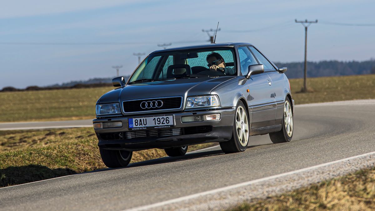 Audi S2 je nenápadná, ale úžasná čtyřkolka s pětiválcem a turbem, která na okreskách ujede všem