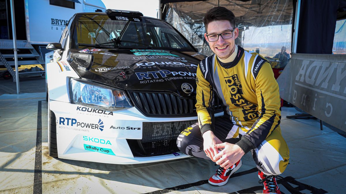 Ze simulátoru rovnou do soutěžní Fabie R5! Vítěz virtuální rallye vyzkoušel ostré auto, poslechněte si dojmy