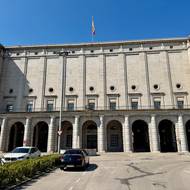 Budova dnešního Ministerstva dopravy a udržitelné mobility byla v seriálu Centrální bankou.