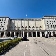 Budova dnešního Ministerstva dopravy a udržitelné mobility byla v seriálu Centrální bankou.