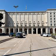 Budova dnešního Ministerstva dopravy a udržitelné mobility byla v seriálu Centrální bankou.