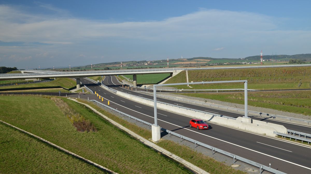 Další vlna podvodů cílí na české motoristy. Podivné SMS vyhrožují omezením provozu auta i soudy