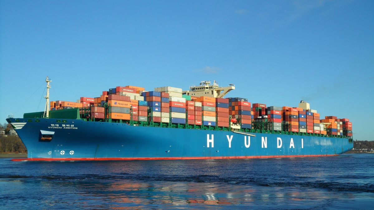 Válka v Íránu neovliňuje jen ceny paliva: Hyundai posílá lodě do Evropy kolem Afriky