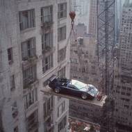 Kontroverzní snímky, které mají zachycovat americké boháče s drahými auty v kancelářích