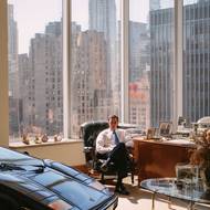 Kontroverzní snímky, které mají zachycovat americké boháče s drahými auty v kancelářích