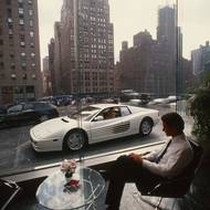 Kontroverzní snímky, které mají zachycovat americké boháče s drahými auty v kancelářích