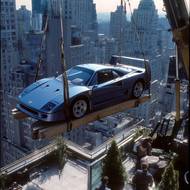 Kontroverzní snímky, které mají zachycovat americké boháče s drahými auty v kancelářích