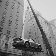 Kontroverzní snímky, které mají zachycovat americké boháče s drahými auty v kancelářích