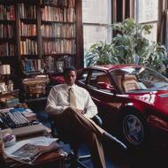 Kontroverzní snímky, které mají zachycovat americké boháče s drahými auty v kancelářích