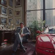 Kontroverzní snímky, které mají zachycovat americké boháče s drahými auty v kancelářích