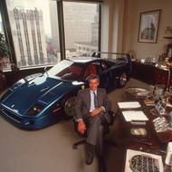 Kontroverzní snímky, které mají zachycovat americké boháče s drahými auty v kancelářích