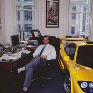 Kontroverzní snímky, které mají zachycovat americké boháče s drahými auty v kancelářích
