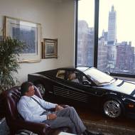 Kontroverzní snímky, které mají zachycovat americké boháče s drahými auty v kancelářích