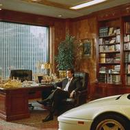 Kontroverzní snímky, které mají zachycovat americké boháče s drahými auty v kancelářích