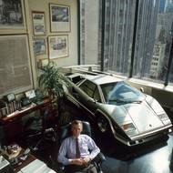 Kontroverzní snímky, které mají zachycovat americké boháče s drahými auty v kancelářích