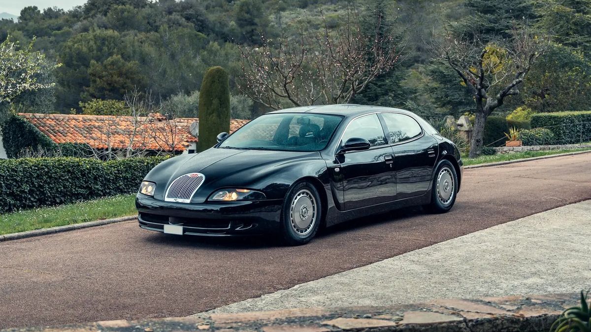 Zapomenutý luxusní sedan Bugatti EB 112 z devadesátek bude na prodej. Vznikly jenom tři kousky, levný fakt nebude
