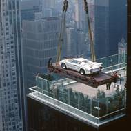 Kontroverzní snímky, které mají zachycovat americké boháče s drahými auty v kancelářích