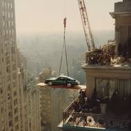 Kontroverzní snímky, které mají zachycovat americké boháče s drahými auty v kancelářích