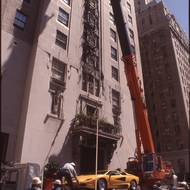 Kontroverzní snímky, které mají zachycovat americké boháče s drahými auty v kancelářích