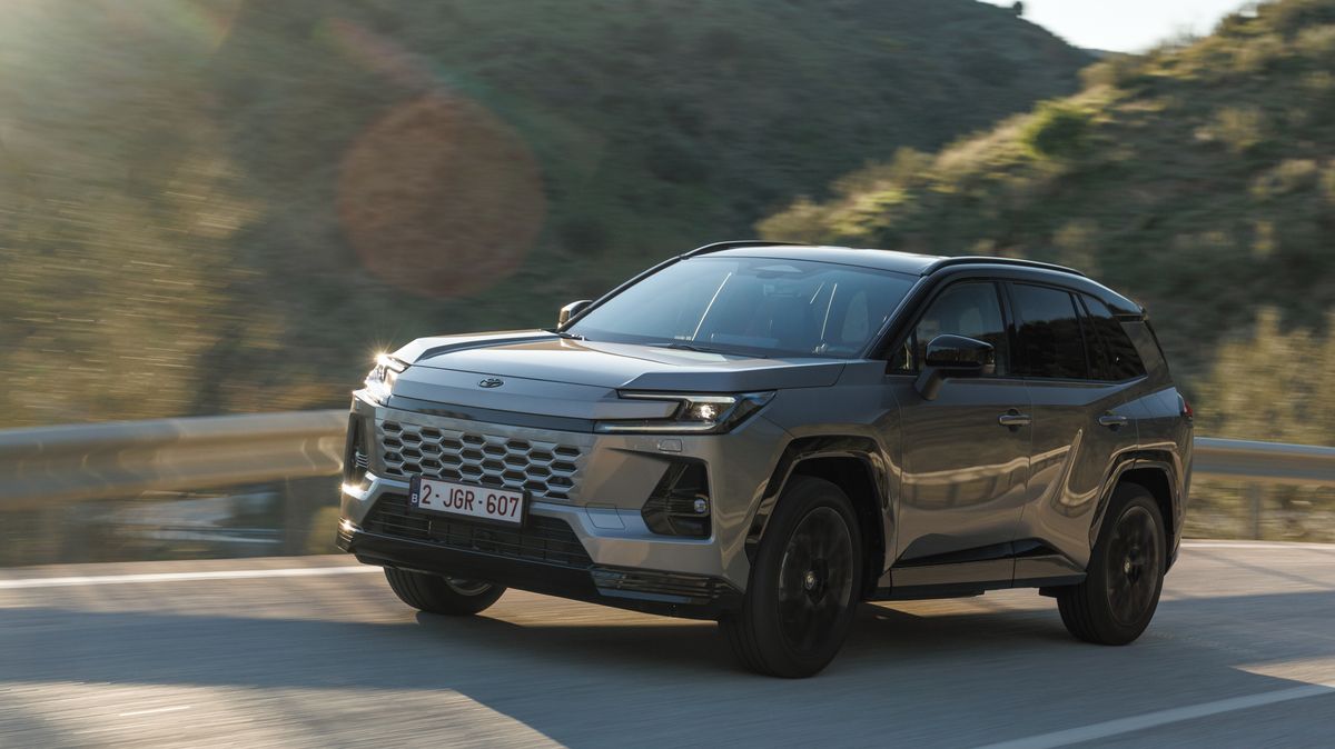 Řídili jsme lákavou alternativu ke Kodiaqu: U nové Toyoty RAV4 vám doporučíme jednu verzi