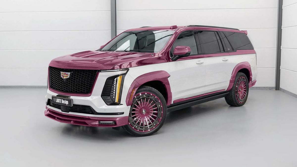 A vrcholem nevkusu nejen pro tento den je… příšerný růžový Cadillac Escalade od jistého německého úpravce