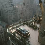 Kontroverzní snímky, které mají zachycovat americké boháče s drahými auty v kancelářích