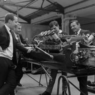 Bruce McLaren (vpravo) se svými mechaniky pracují na vozu M2A rok před vstupem do F1.
