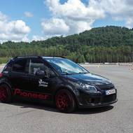 Suzuki SX4 s audiosoustavou o výkonu 12 000 W.