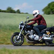Yamaha V-Max vs XJR 1300