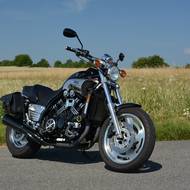 Yamaha V-Max vs XJR 1300