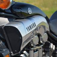Yamaha V-Max vs XJR 1300