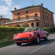 Alfa Romeo Spider patří mezi nejkrásnější sporťáky, které navrhl legendární Pininfarina.