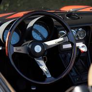 Alfa Romeo Spider láká k usednutí za volant.