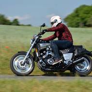 Yamaha V-Max vs XJR 1300