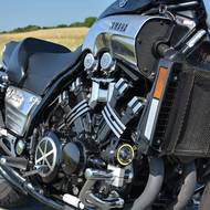 Yamaha V-Max vs XJR 1300