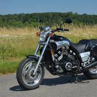 Yamaha V-Max vs XJR 1300