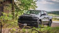 Obří pick-up RAM 1500 hlásí návrat osmiválce i v Česku. Stojí jako vybavený Kodiaq, na plnou nádrž potřebujete hypotéku