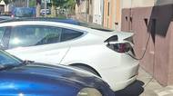 Nabíjel elektromobil a dostal pokutu. Policie řekla, co bylo špatně
