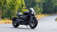 Motorka tak silná, že by mohla tahat vagóny. Triumph Rocket 3 Storm je hodný obr s 2,5litrovým tříválcem
