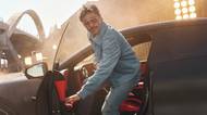 Brad Pitt se zamiloval do supersilné automobilové novinky. Od volantu ho nemohli dostat, natáčení chtěl opakovat